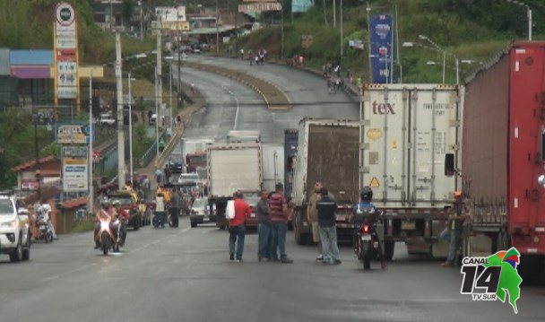 Manifestantes cerraron el paso por puente del Jilguero en Pérez Zeledón