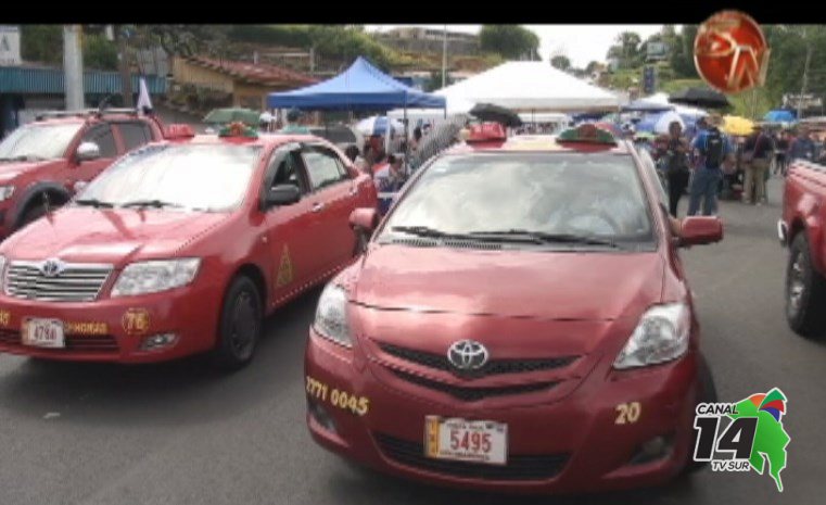 Los taxistas tienen que ir a los bloqueos para buscar clientes, dicen que sus ingresos bajaron en por lo menos un 50%