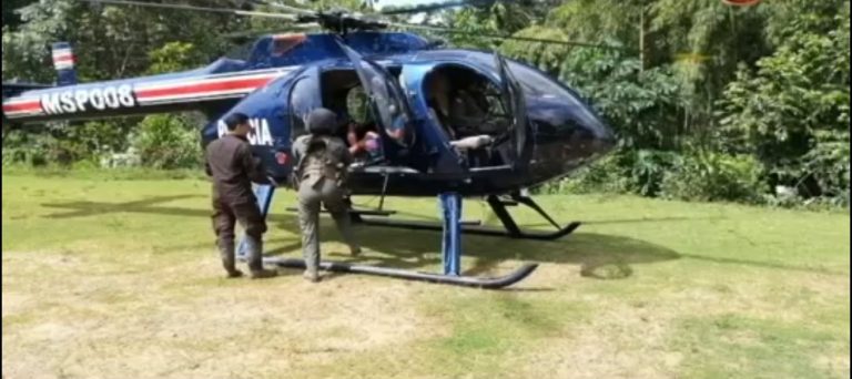 Policía costarricense llegó hasta una familia en Alto Guaymí para brindar ayuda a un menor enfermo