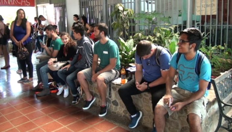 Unos 300 estudiantes hicieron el examen de admisión a la UNA y UCR en el campus de Pérez Zeledón
