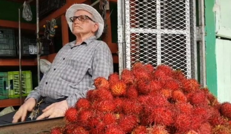 Eugenio Arauz tiene más de 50 años de vender frutas y verduras en Ciudad Neily