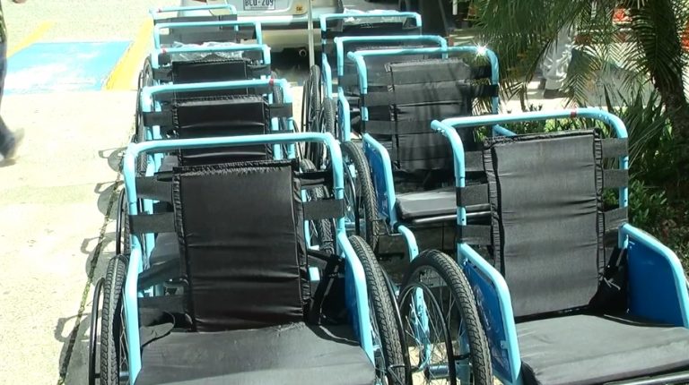 Hospital de Ciudad Neily recibe donación de sillas de ruedas