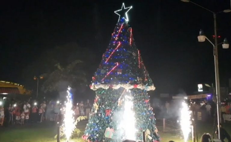La Cuesta iluminó su árbol de Navidad y este sábado será en Laurel