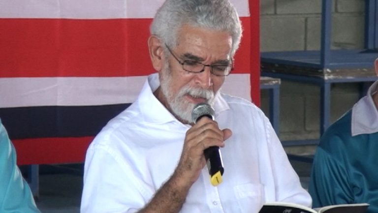Poeta cubano está en Pérez Zeledón como parte del Festival Internacional de Poesía