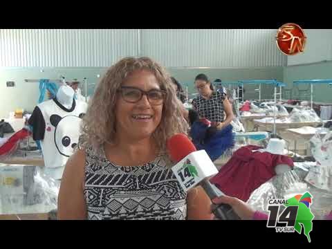 Mujeres reciben máquinas de coser para surgir como micro empresarias