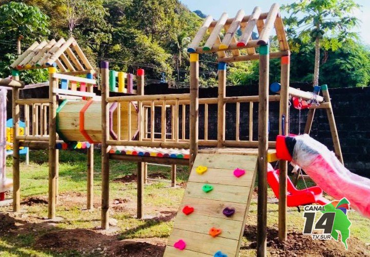 Niños de La Mona de Golfito tienen parquecito