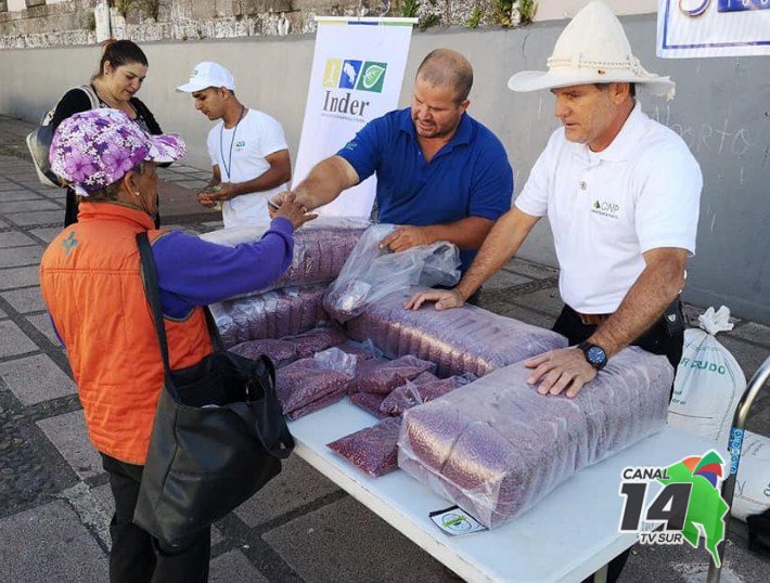 En menos de una hora venden 40 quintales de frijol de productores de Coto Brus