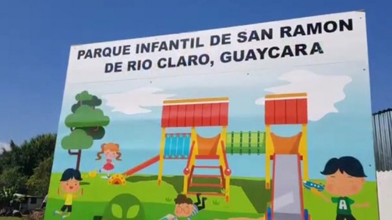 Los pequeños de San Ramón de Río Claro disfrutan de un parquecito infantil