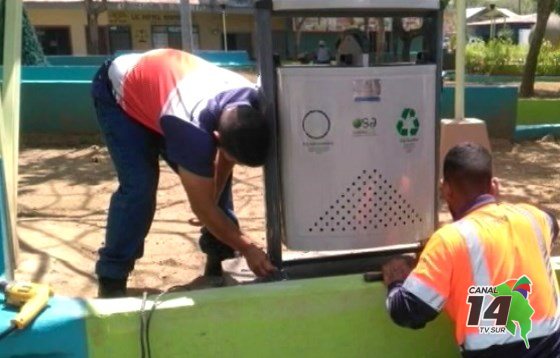 Instalan baterías de recolección de residuos en paradas y parques en Osa