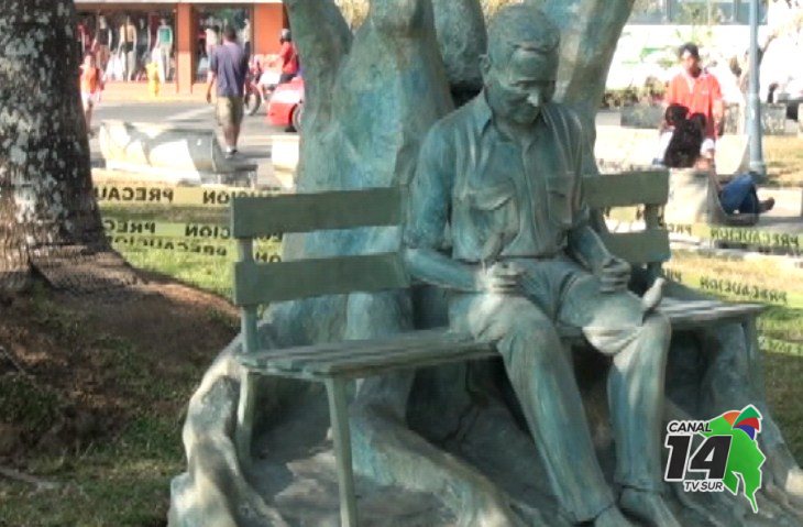 Escultura de Isaías Retana fue ubicada en el parque de San Isidro de El General