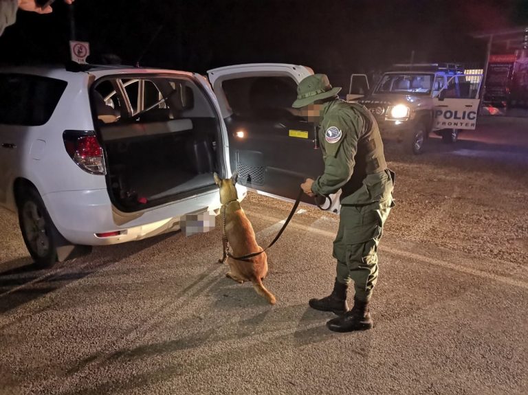 Policía de Fronteras detuvo a dos sospechosos de transportar 60 kilos de droga debajo de la llanta de repuesto