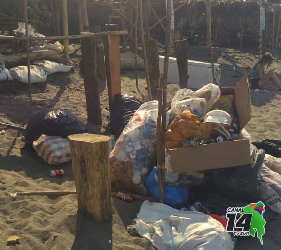 Critican la gran cantidad de basura tirada en la playa tras festival en Uvita, organizadores se defienden