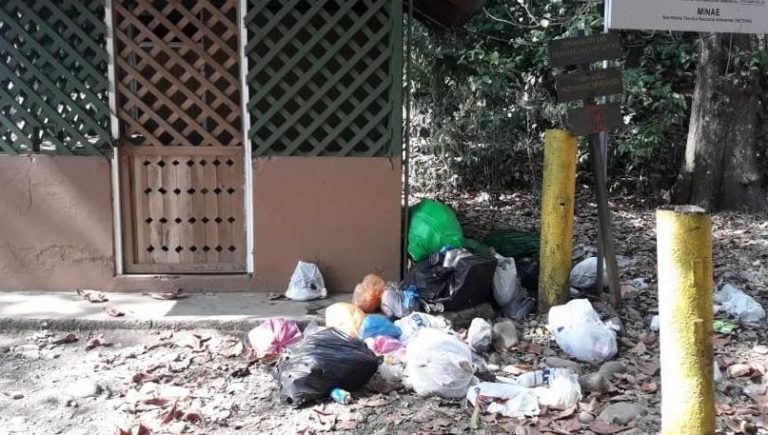 Turistas dejan desechos en playa Piñuelas