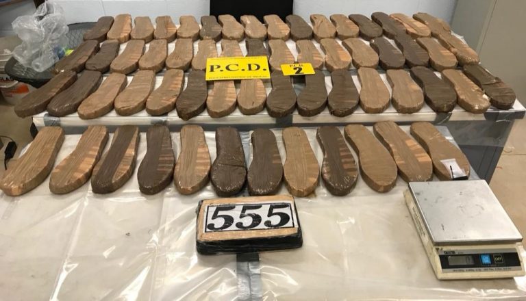 Autoridades decomisaron 1.2 toneladas de cocaína empacadas como suela de zapato y paquetes rectangulares