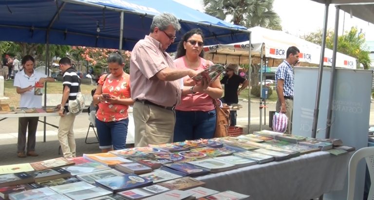 Más de 20 expositores participan en la Feria Regional del Libro