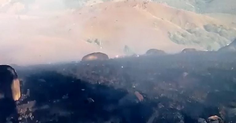 Luchan por apagar un incendio forestal en Ujarrás
