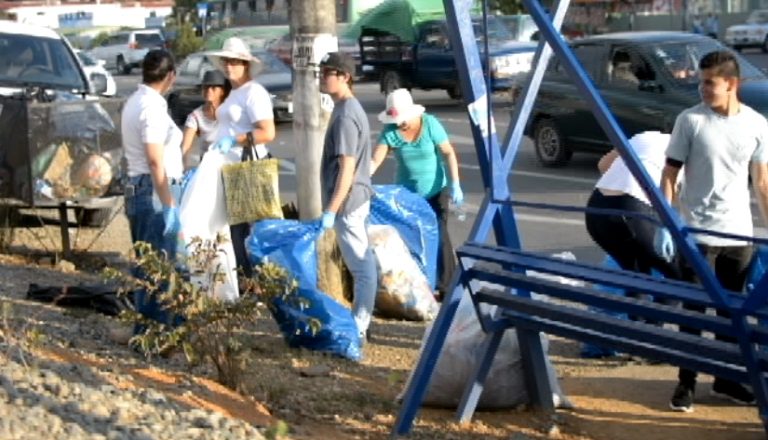 Más de 100 voluntarios se sumaron a la limpieza de la Carretera Interamericana Sur en Pérez Zeledón