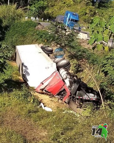 Un trailero murió en el  Kilómetro 31 de Golfito tras el vuelco del camión que conducía