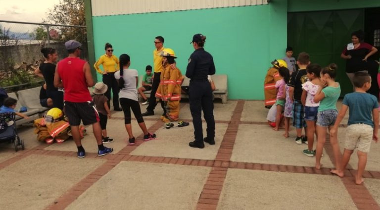 Bomberos y Fuerza Pública celebraron este jueves con los niños de Lomas de Cocorí
