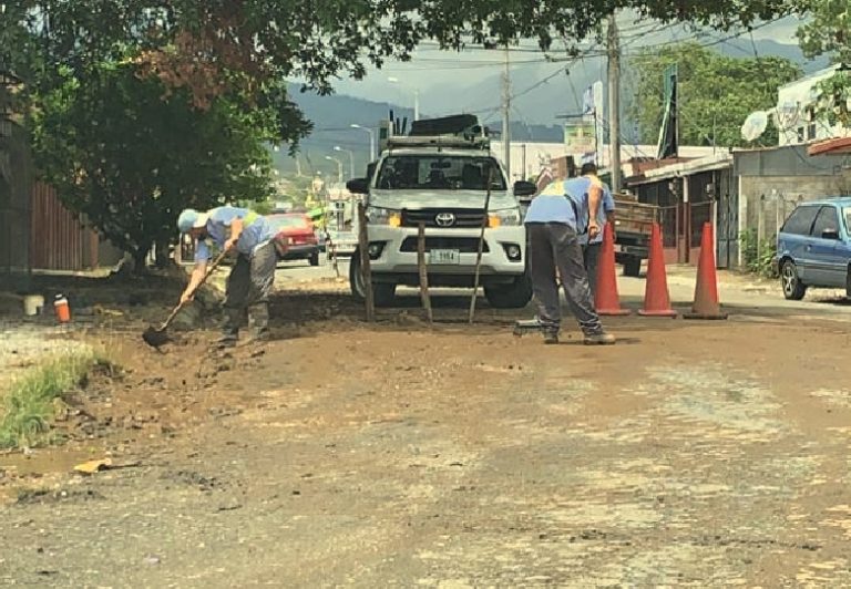 A y A reparó fuga de agua potable en Santa Cecilia