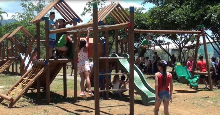 Los niños de San Pedrito de Cajón tienen un parquecito para recrearse