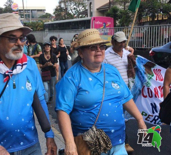 Representantes de Pérez Zeledón se manifiestan en San José para defender el río San Rafael