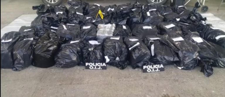 Se decomisaron más de 800 kilos de droga en una embarcación en altamar