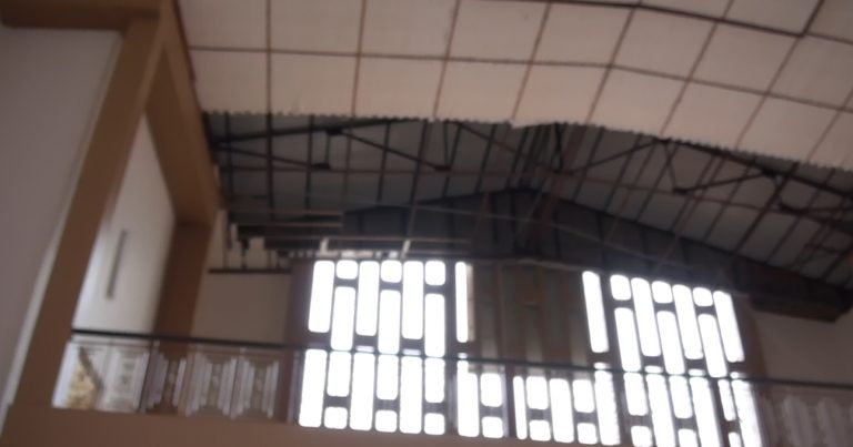 Esperan cambiar pronto el cielorraso de la Catedral de San Isidro de El General