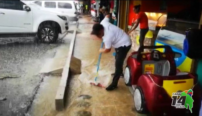 Aguacero afectó a varios comercios en Palmar Norte