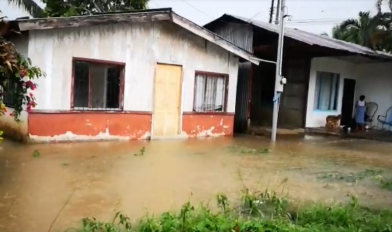 El Alcalde de Osa Alberto Cole visitó los barrios que presentan problemas con inundaciones