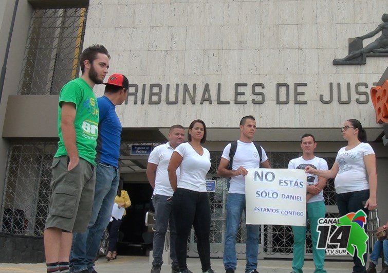 Un grupo de oficiales protestaron frente a los Tribunales de Pérez Zeledón