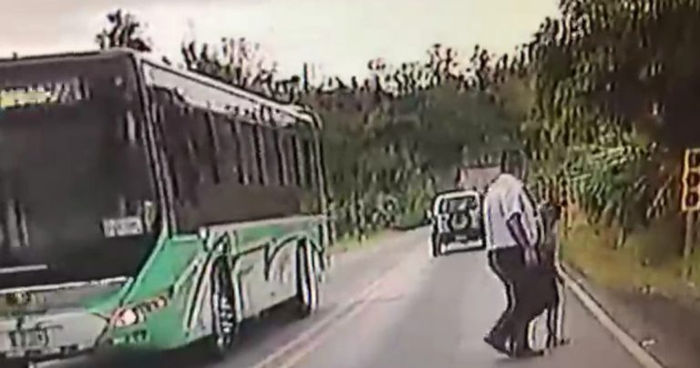 Gran gesto, conductor de bus se detiene y cruza a niño