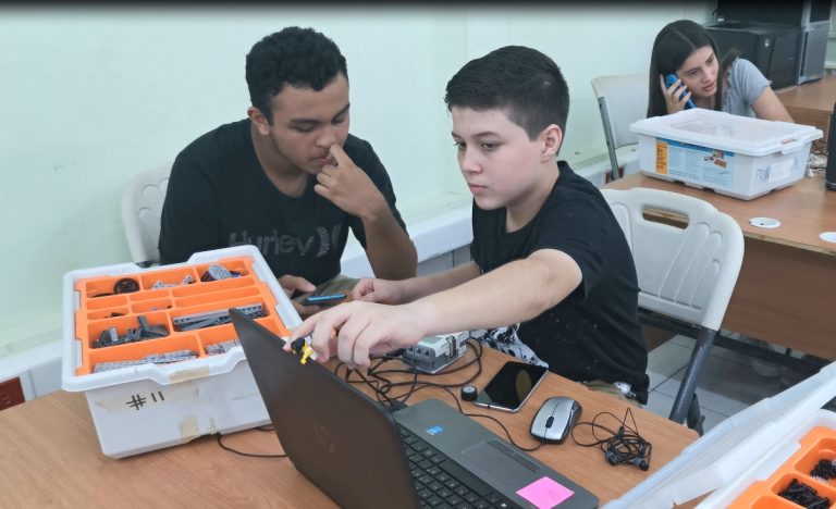 Jóvenes de Corredores se acercan por primera vez a la robótica