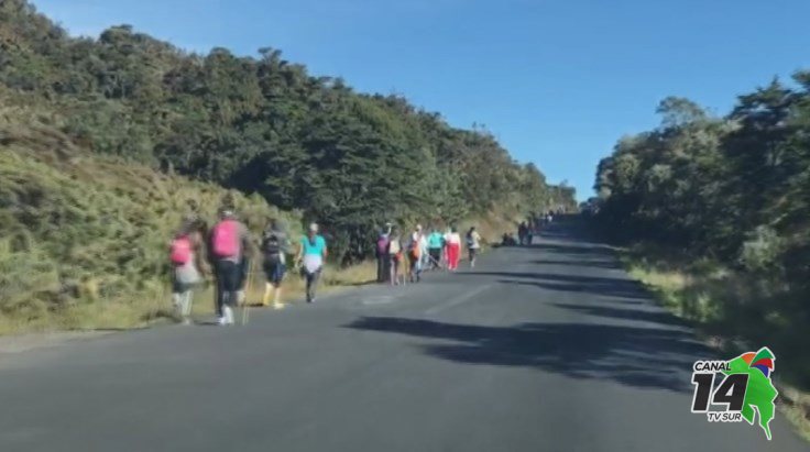 Romeros de la Zona Sur caminan por el Cerro de la Muerte para llegar a la Basílica