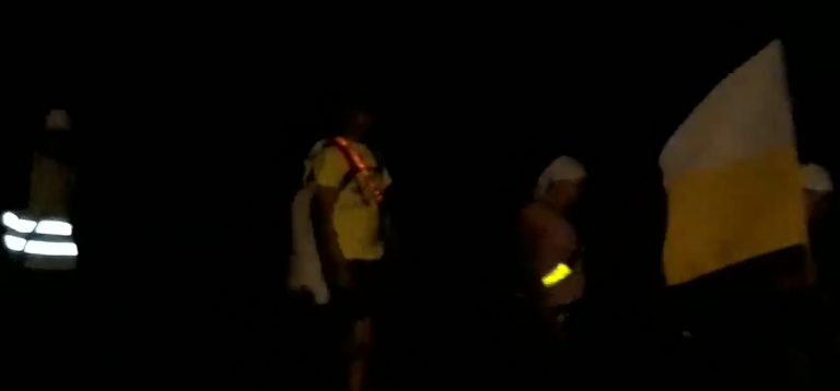 De madrugada, así caminan los romeros de Río Claro