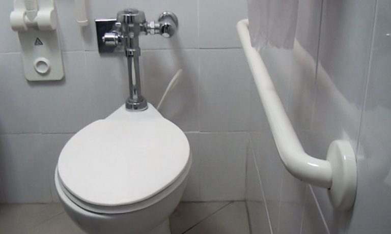 Invierten 212 millones de colones en mejorar baños de Pediatría del H.E.P.