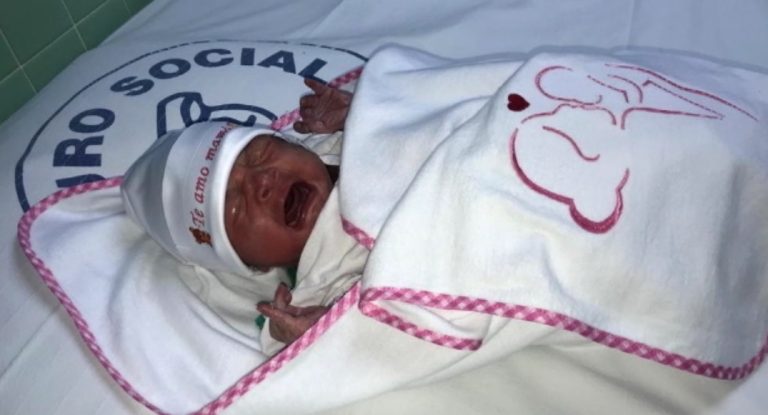 Mamás recibieron a sus bebés con cobijas especiales en el Hospital Escalante Pradilla