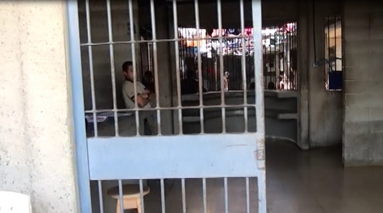 Reciben la ropa y alimentación en El Centro Penal tras la suspensión de visitas