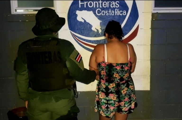 Mujer detenida en Golfito con contrabando de licores intentó sobornar a la policía