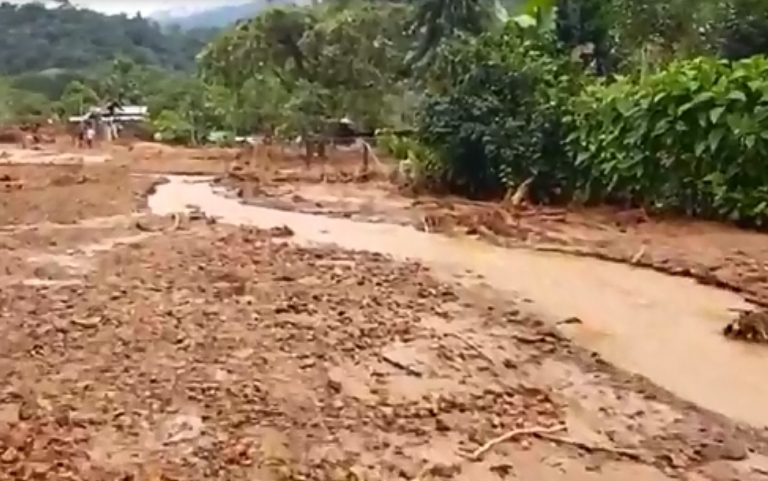 La Comisión Nacional de Emergencias explicó a 19 familias el riesgo de regresar a sus casas en Golfito