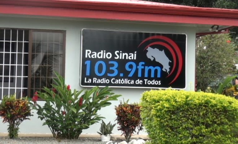 Inauguran y bendicen las mejoras que se concretaron en Radio Sinaí
