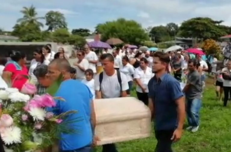Todo un pueblo despidió a su madre e hija quienes fueron asesinadas en Puerto Jiménez