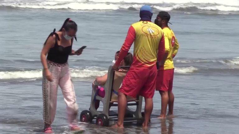 Instan a personas con discapacidad a visitar Playa Hermosa