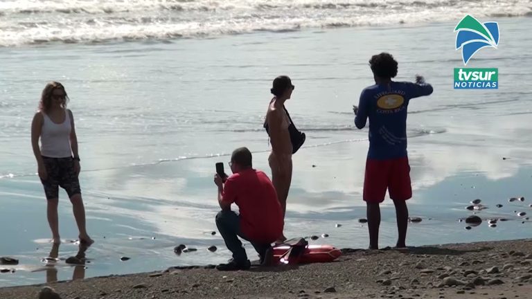 Guardavidas de Costa Ballena piden precaución a visitantes por tamaño del oleaje