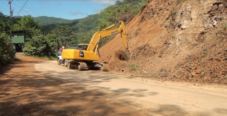 Comerciantes en Dominical satisfechos con las ventas de fin de año, pero preocupados por deslizamiento en la ruta desde Pérez Zeledón