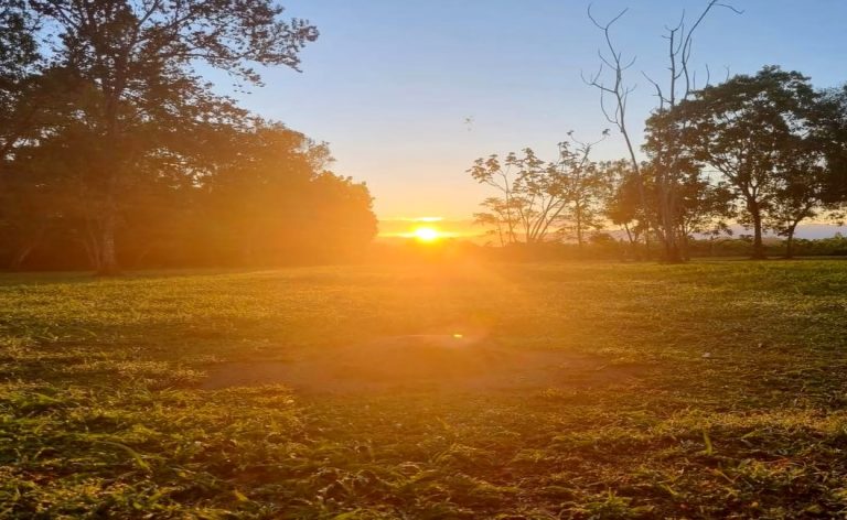 Así se vio esta mañana la salida del sol alineado con las esferas precolombinas en Osa