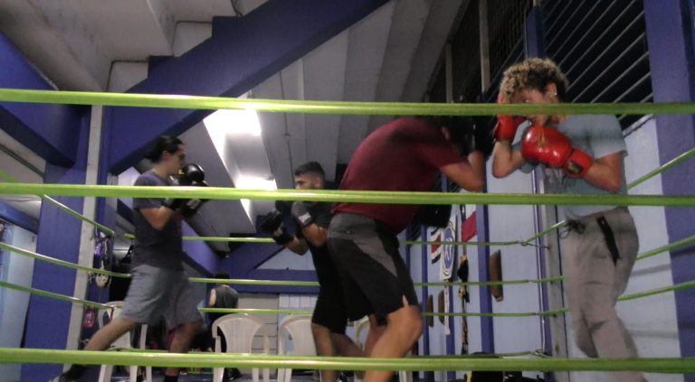 Tres veces por semana hay entrenamientos de boxeo en el Polideportivo de Pérez Zeledón