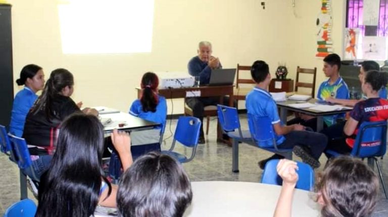 Con la participación del escritor Guillermo Fernández promueven la lectura en los jóvenes