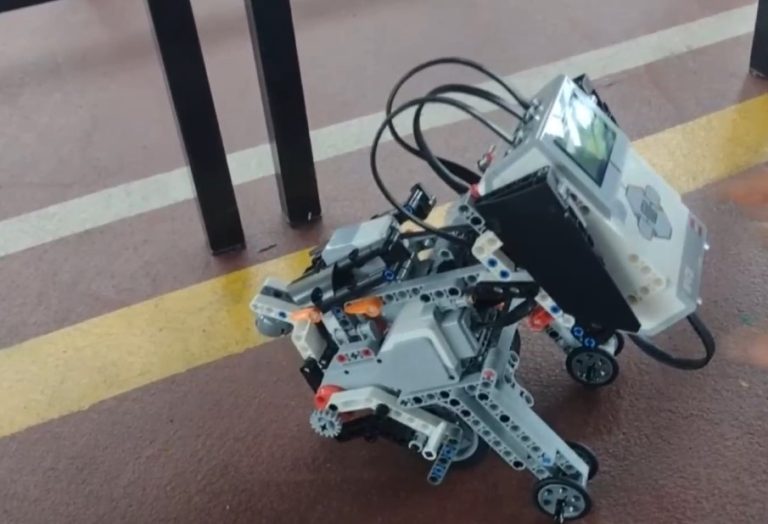 9 robots ensamblados y programados fueron expuestos en Feria de Robótica del Colegio Científico