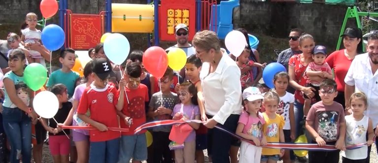 Pequeños de Los Ángeles de Daniel Flores cuentan con parque infantil